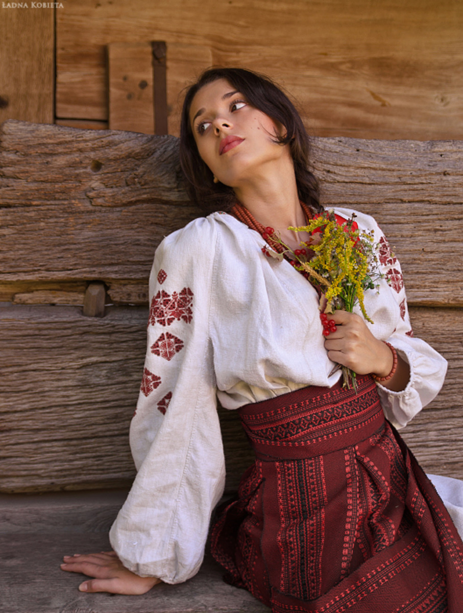 Girls in Slavic costumes in Basra