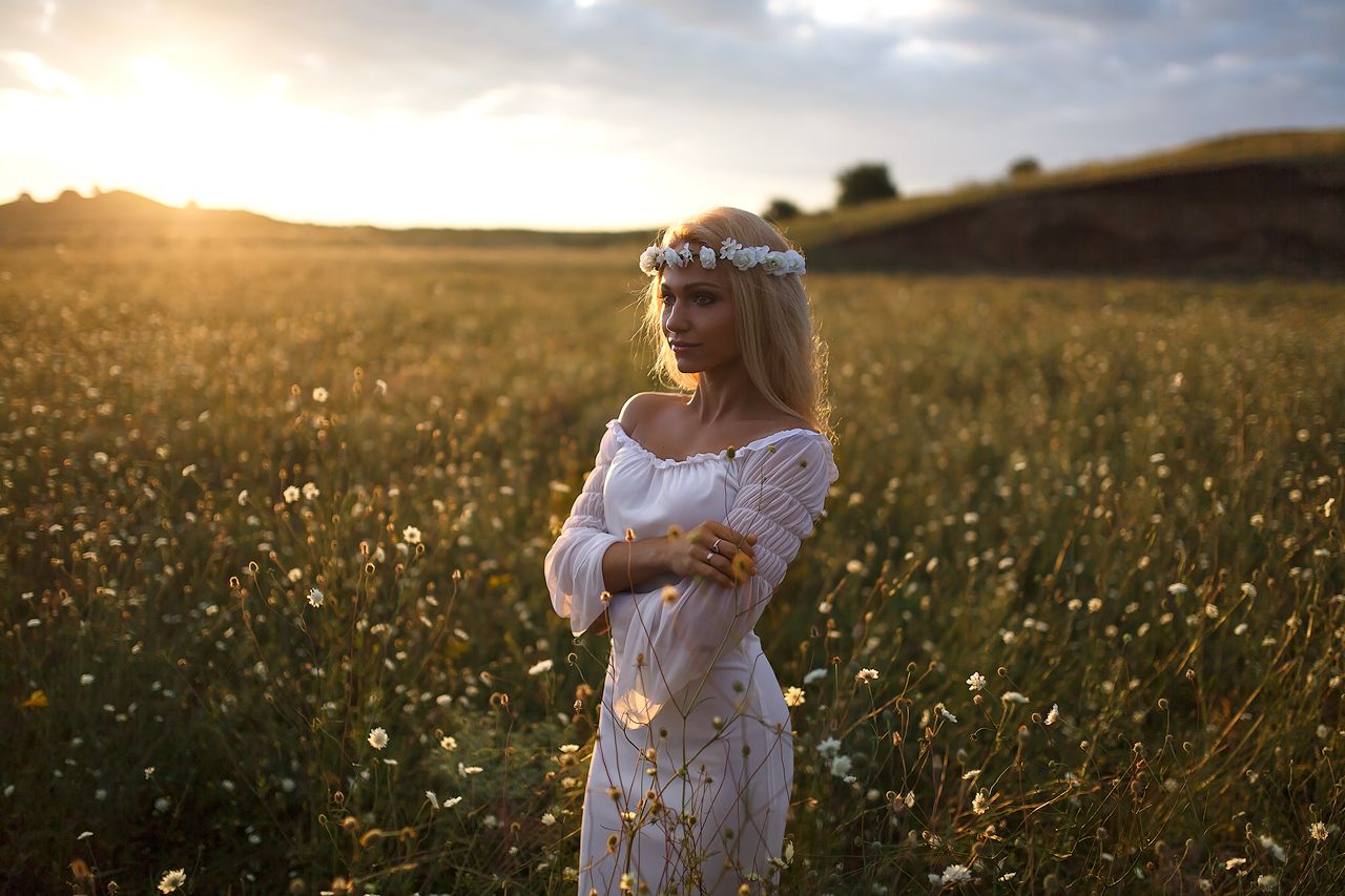 Girls in Slavic costumes in Basra
