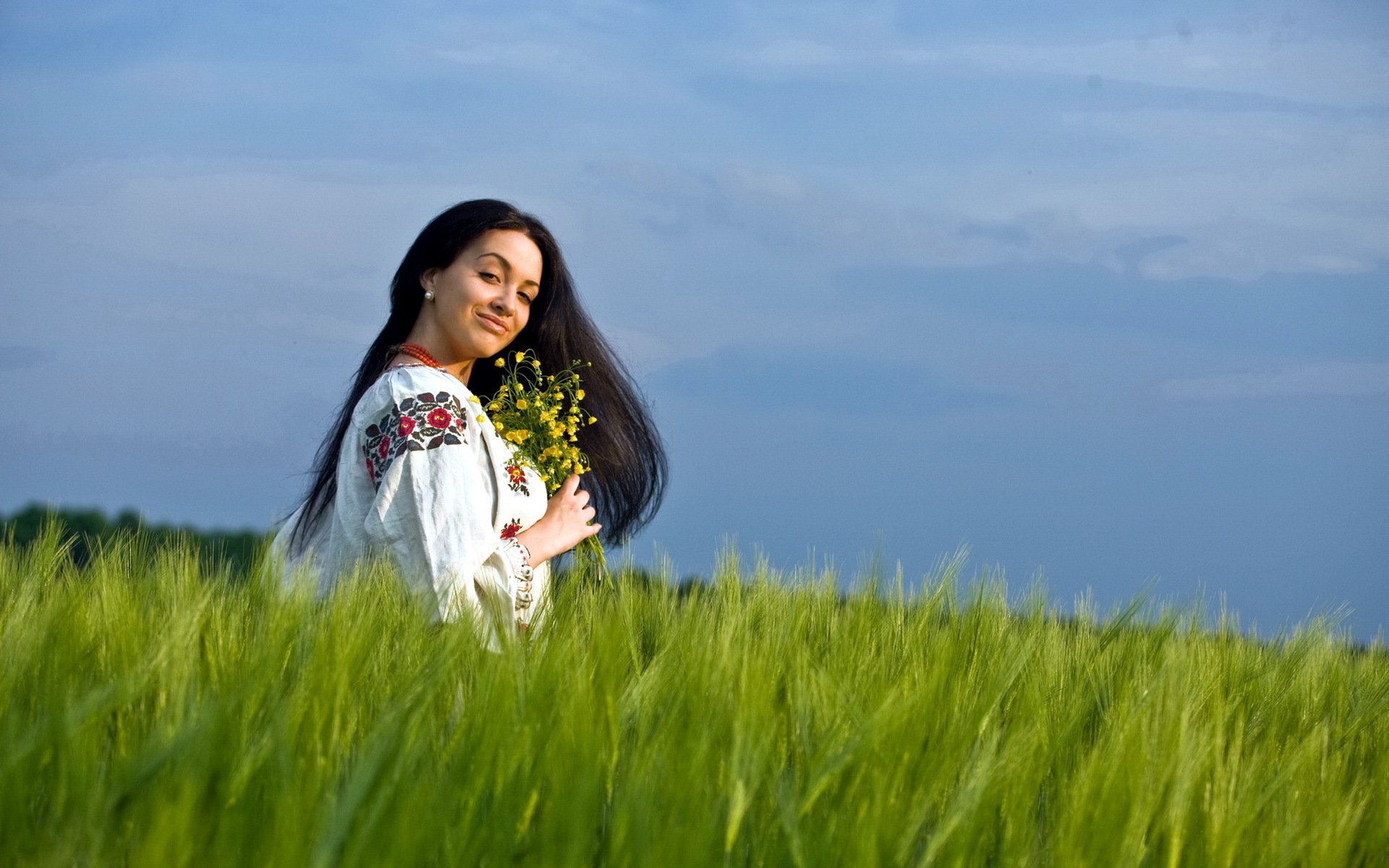 Girls in Slavic costumes in Basra