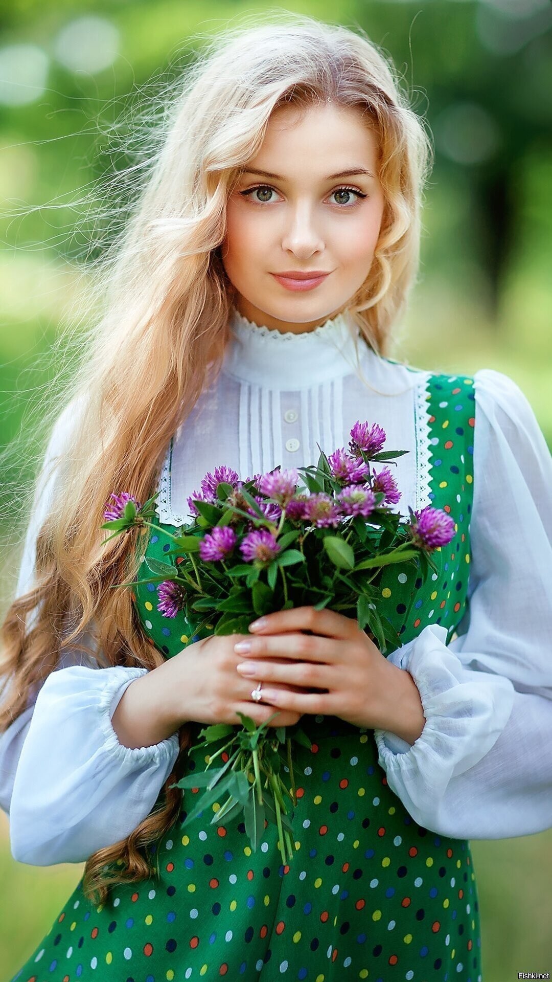 Girls in Slavic costumes in Basra
