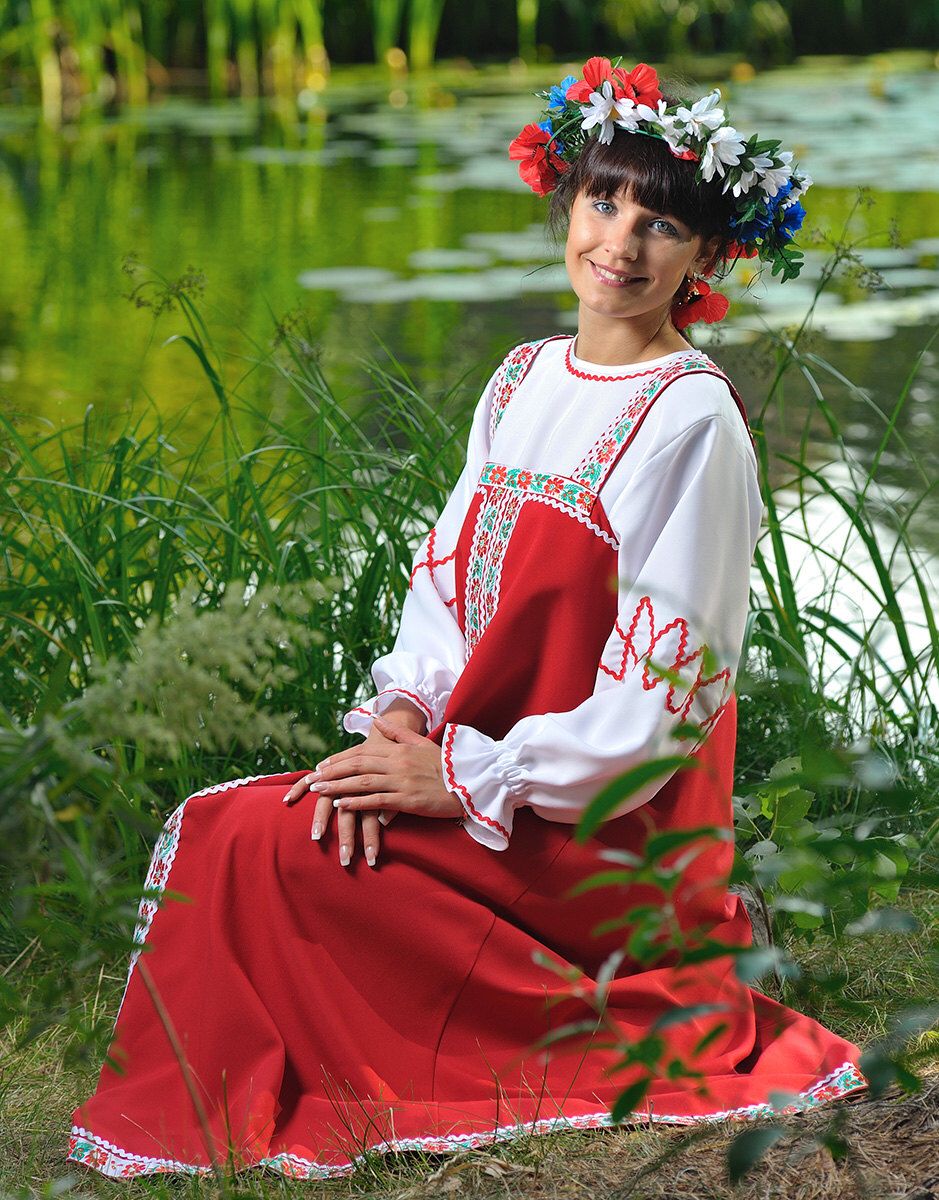 Beautiful girl Girls in Slavic costumes in Basra