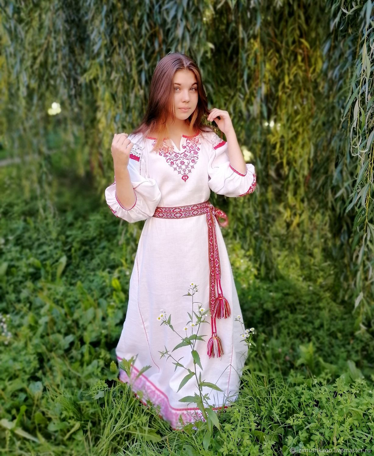 Girl Girls in Slavic costumes in Basra